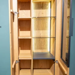 Schöner Wohnen-Kollektion Vitrinen & Highboards|Vitrine Yoris Rechts Front Kerneiche Umato Gebürstet Korpus Eiche Anthrazit Mit Beleuchtung