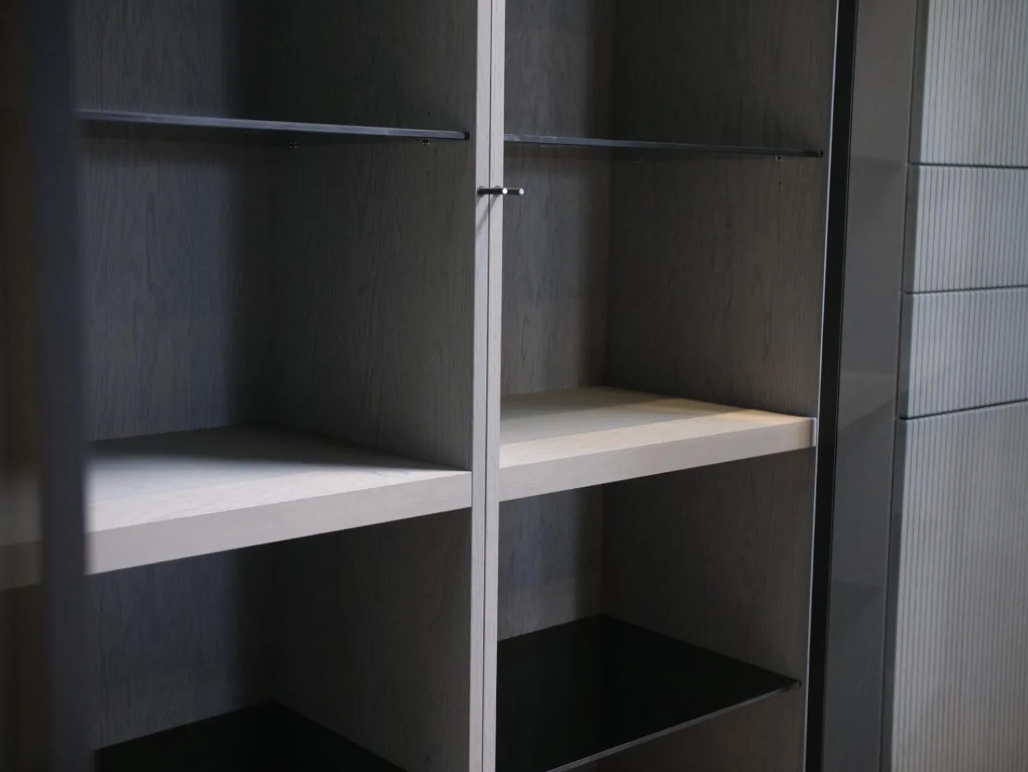 WK Wohnen Vitrinen & Highboards|Vitrinen WK 420 Viva 153 Eiche Grau Front In Rauchglas 436 Cosmos Schwarz Mit Push To Open Und Beleuchtung