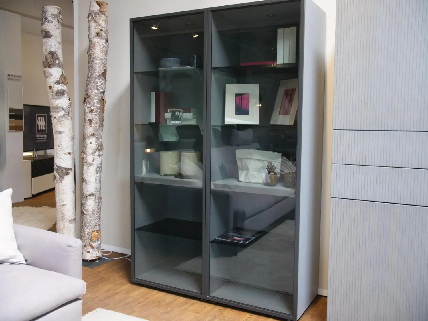 WK Wohnen Vitrinen & Highboards|Vitrinen WK 420 Viva 153 Eiche Grau Front In Rauchglas 436 Cosmos Schwarz Mit Push To Open Und Beleuchtung