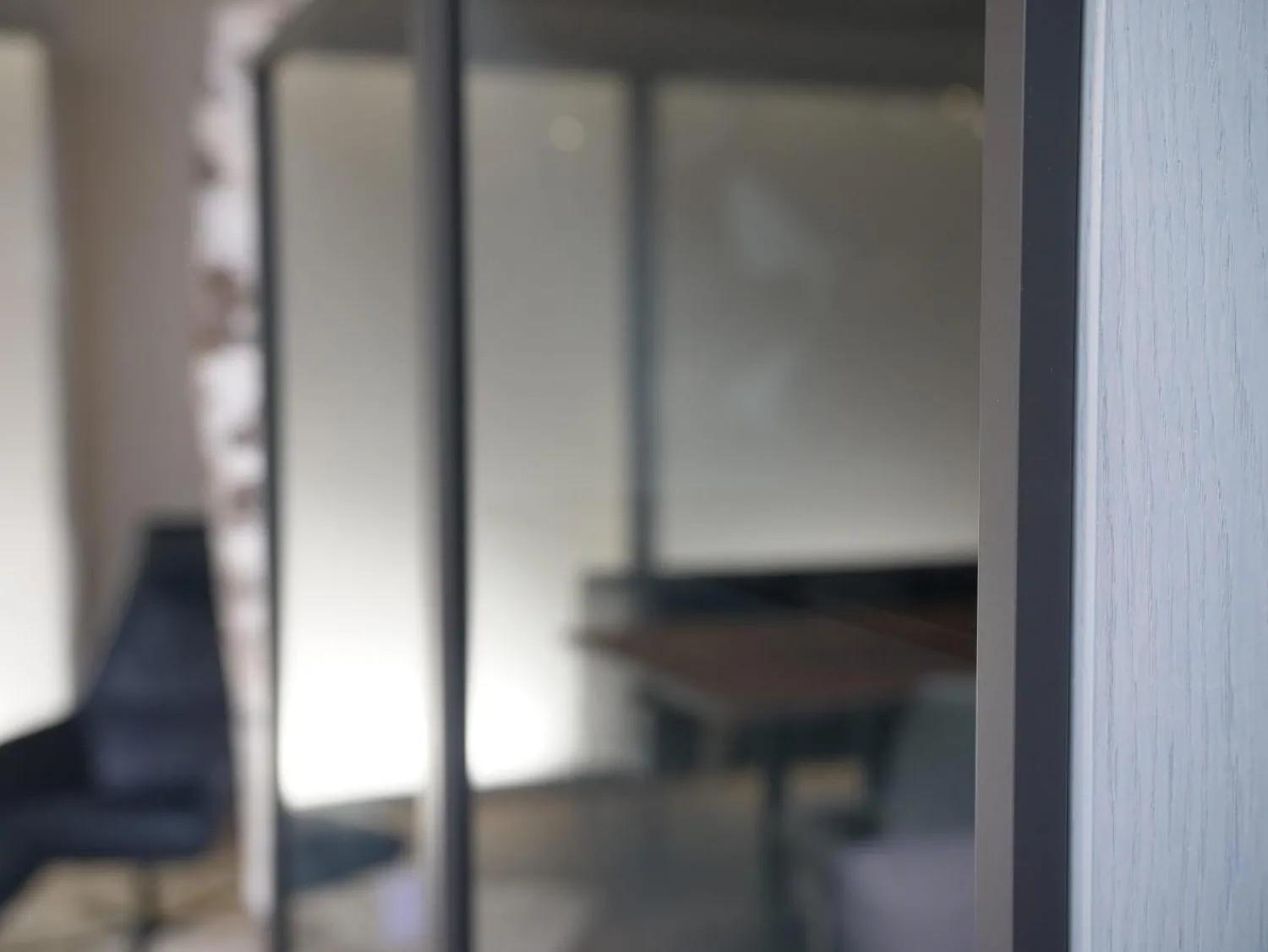 WK Wohnen Vitrinen & Highboards|Vitrinen WK 420 Viva 153 Eiche Grau Front In Rauchglas 436 Cosmos Schwarz Mit Push To Open Und Beleuchtung