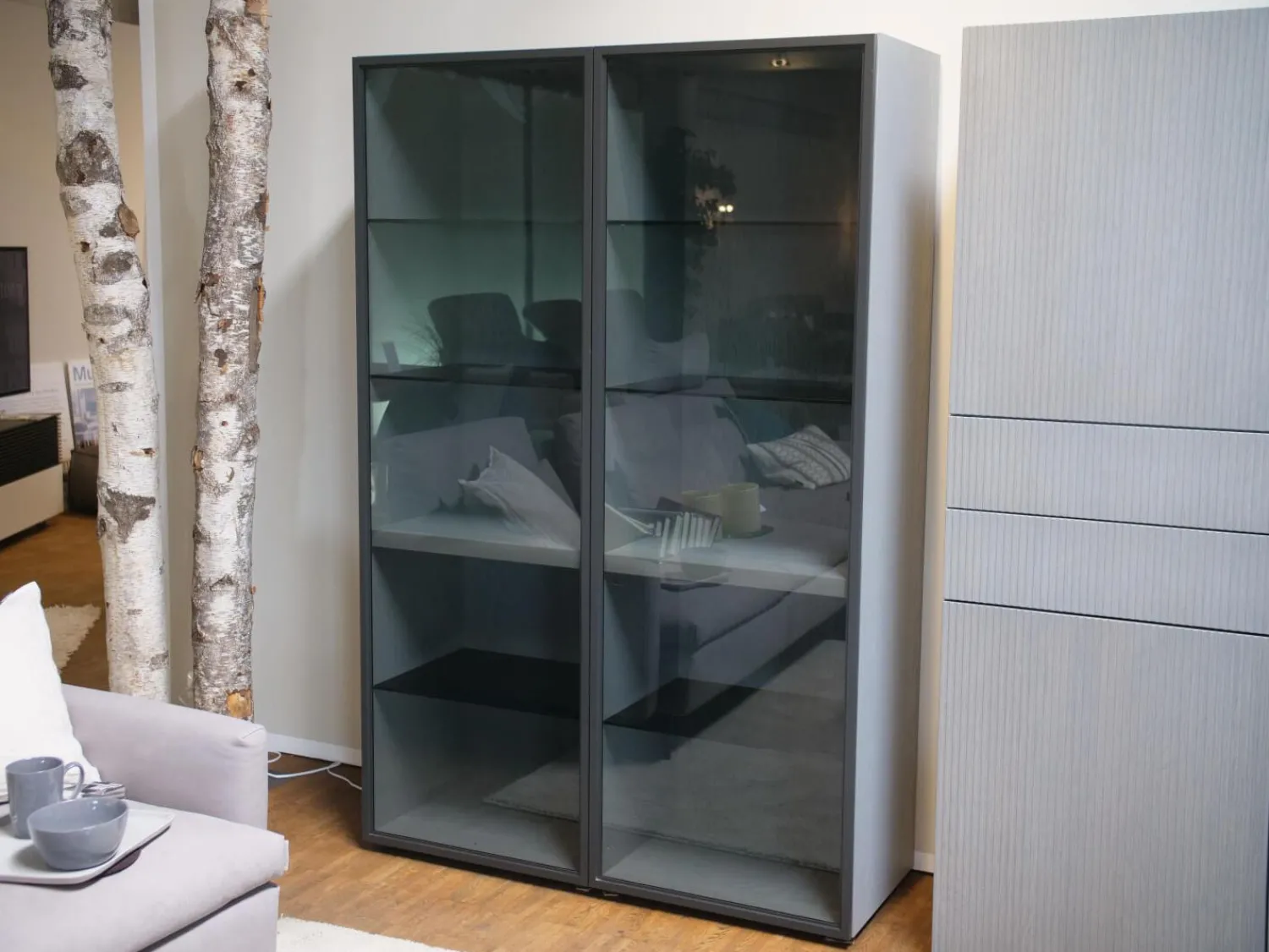 WK Wohnen Vitrinen & Highboards|Vitrinen WK 420 Viva 153 Eiche Grau Front In Rauchglas 436 Cosmos Schwarz Mit Push To Open Und Beleuchtung