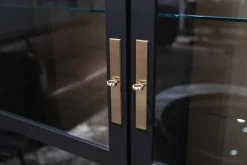 Form Exclusiv Vitrinen & Highboards|Vitrinenschrank Bordeaux Europäische Kirsche Anthrazit Reliefstruktur Rückwand Goldfarbig