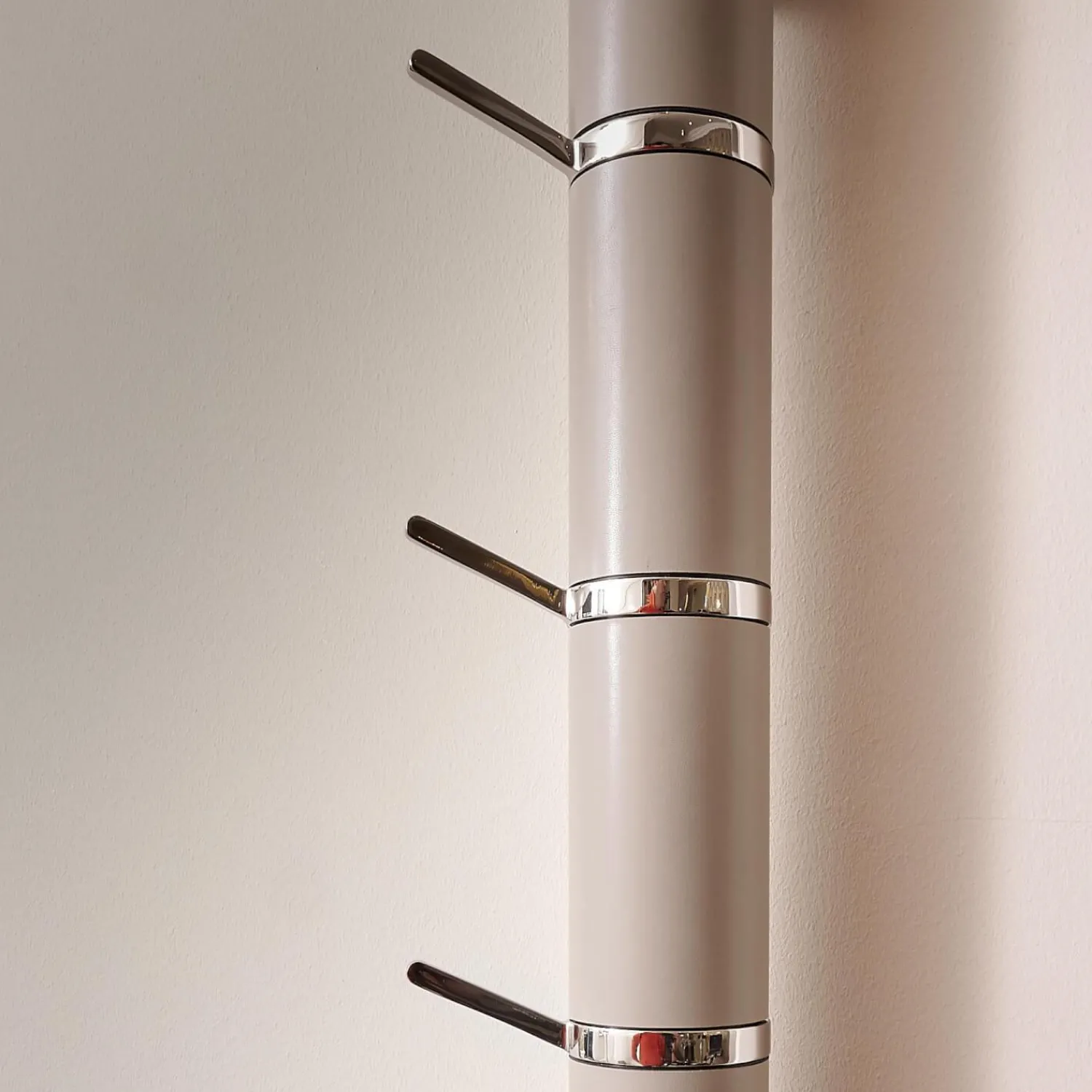 YOMEI Garderoben|Wandgarderobe Tube Akzente Leder Taupe 07 Braun Gestell Edelstahl Poliert