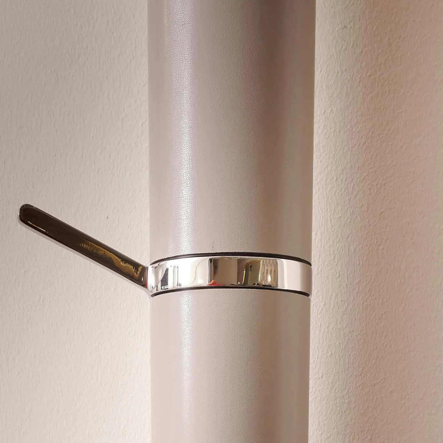 YOMEI Garderoben|Wandgarderobe Tube Akzente Leder Taupe 07 Braun Gestell Edelstahl Poliert