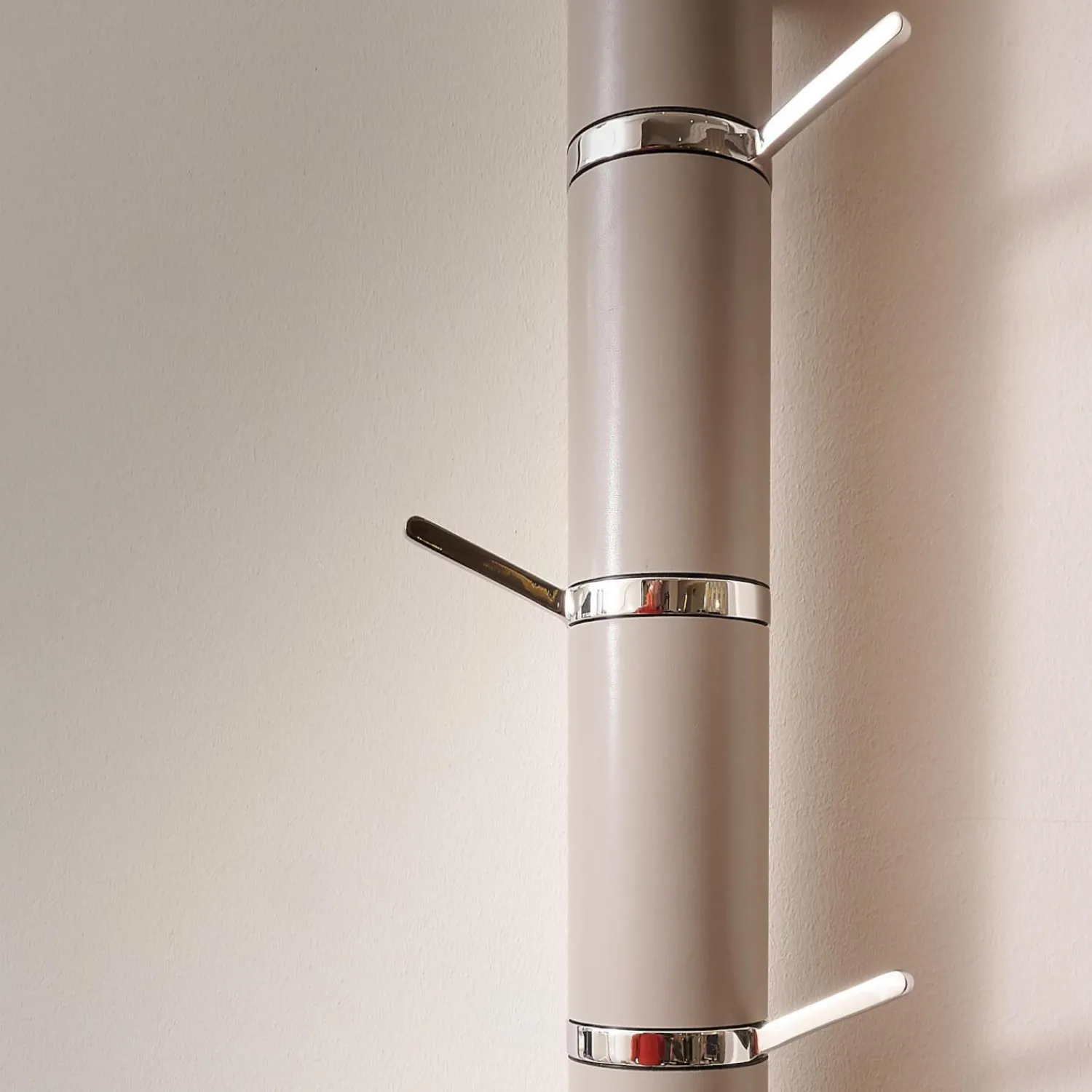 YOMEI Garderoben|Wandgarderobe Tube Akzente Leder Taupe 07 Braun Gestell Edelstahl Poliert