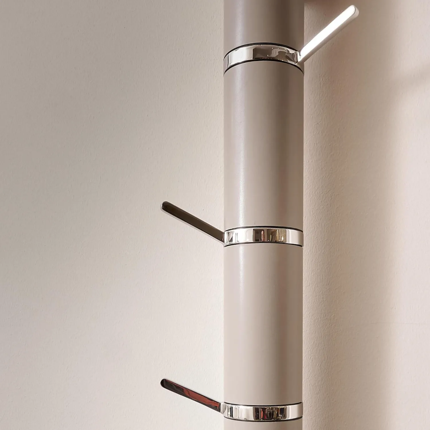 YOMEI Garderoben|Wandgarderobe Tube Akzente Leder Taupe 07 Braun Gestell Edelstahl Poliert