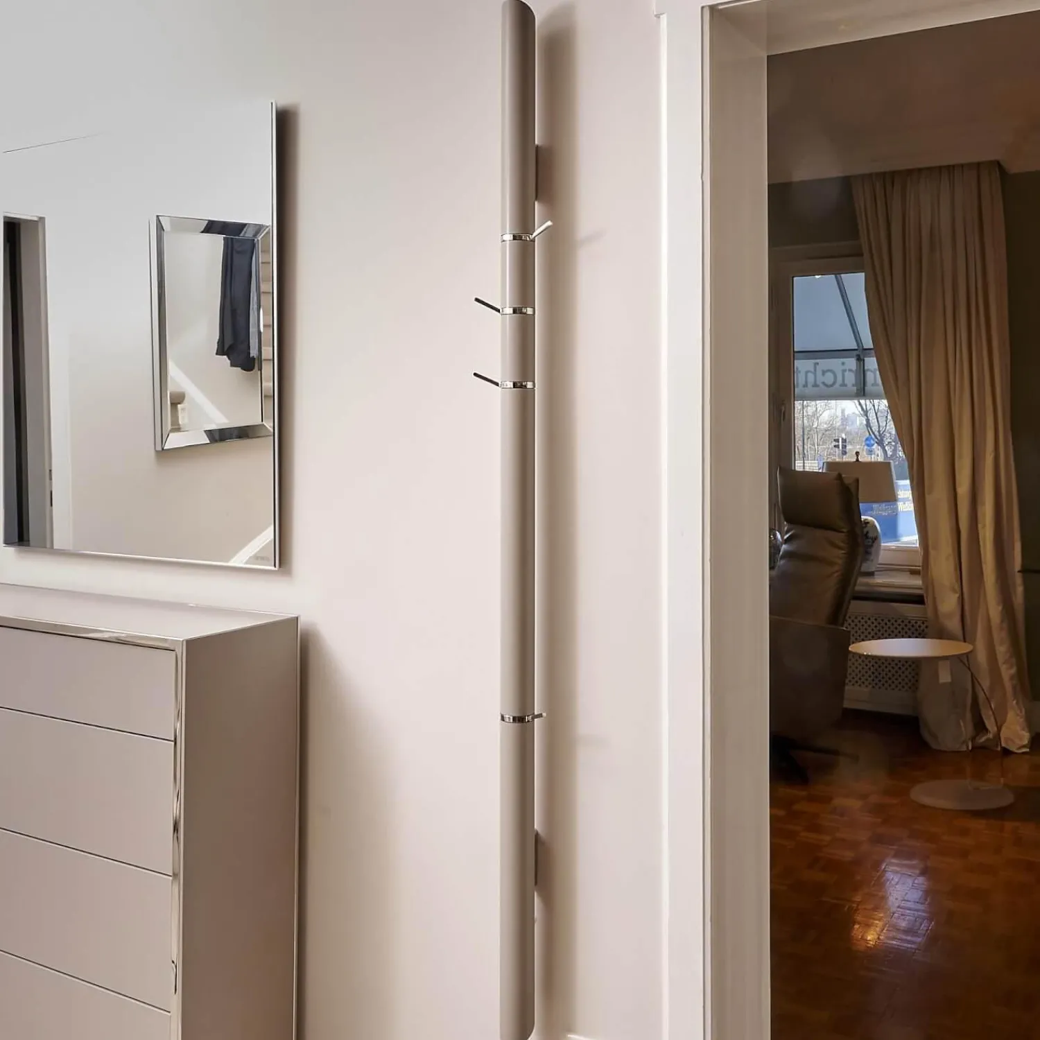 YOMEI Garderoben|Wandgarderobe Tube Akzente Leder Taupe 07 Braun Gestell Edelstahl Poliert