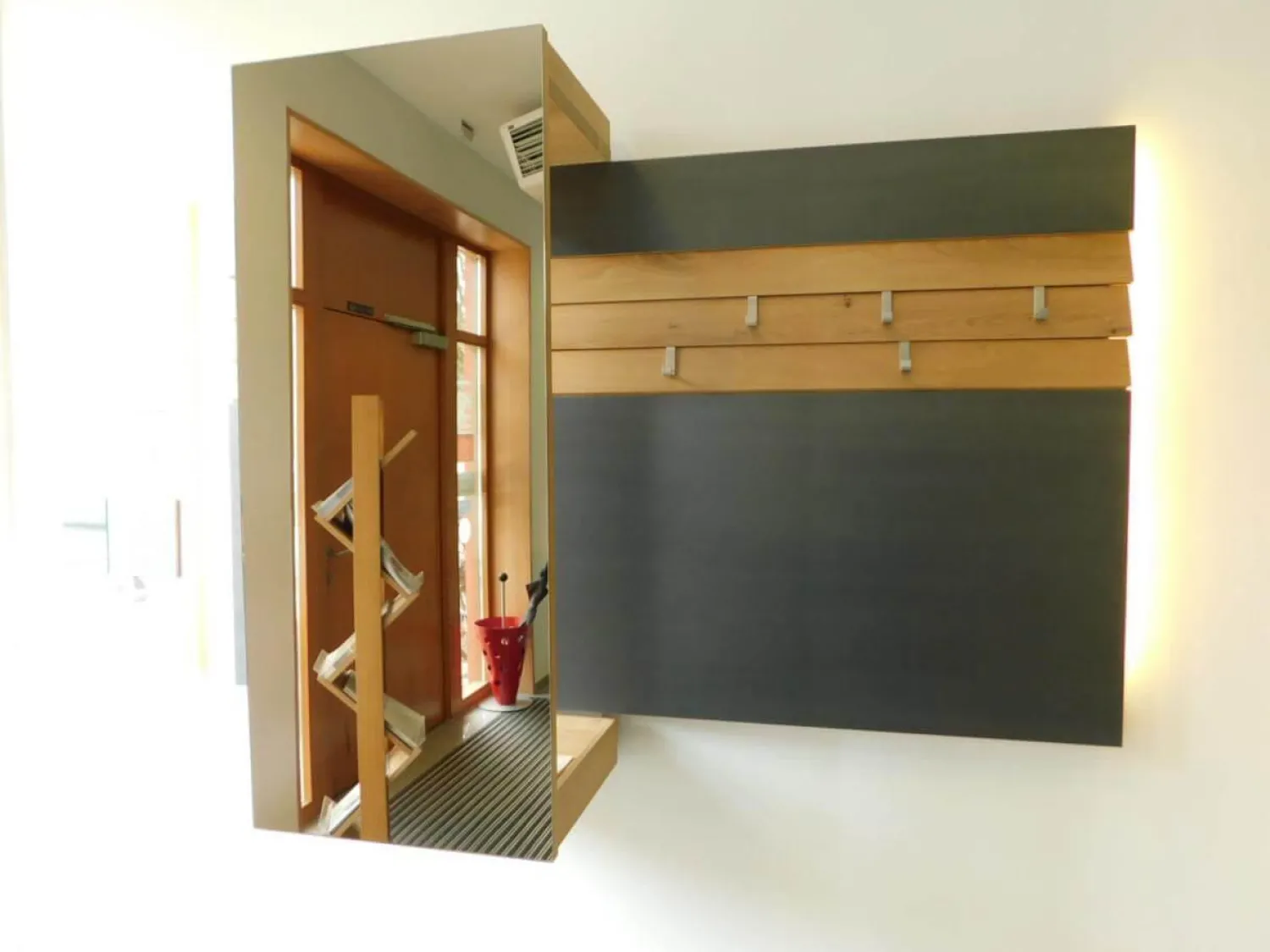 Voglauer Garderoben|Wandgarderobe V Organo Wildeiche Rustiko Akzent Schwarz Mit Vorsatzspiegel Und Beleuchtung