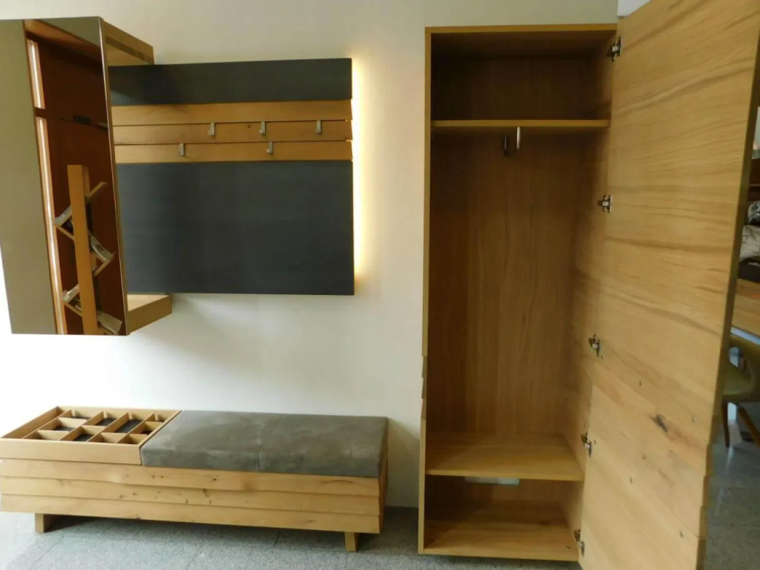 Voglauer Garderoben|Wandgarderobe V Organo Wildeiche Rustiko Akzent Schwarz Mit Vorsatzspiegel Und Beleuchtung