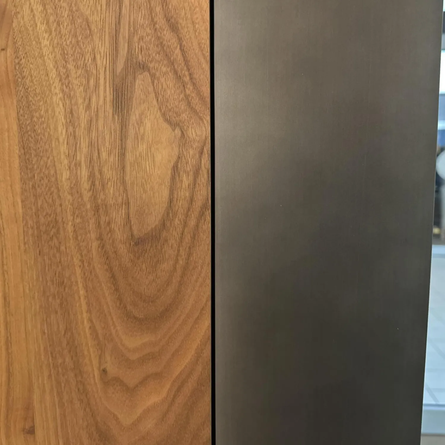 Riva1920 Vitrinen & Highboards|Weinkofferschrank Cambusa Nussbaum Massiv Front Rauchglas Rahmen Eisen Mit LED Beleuchtung