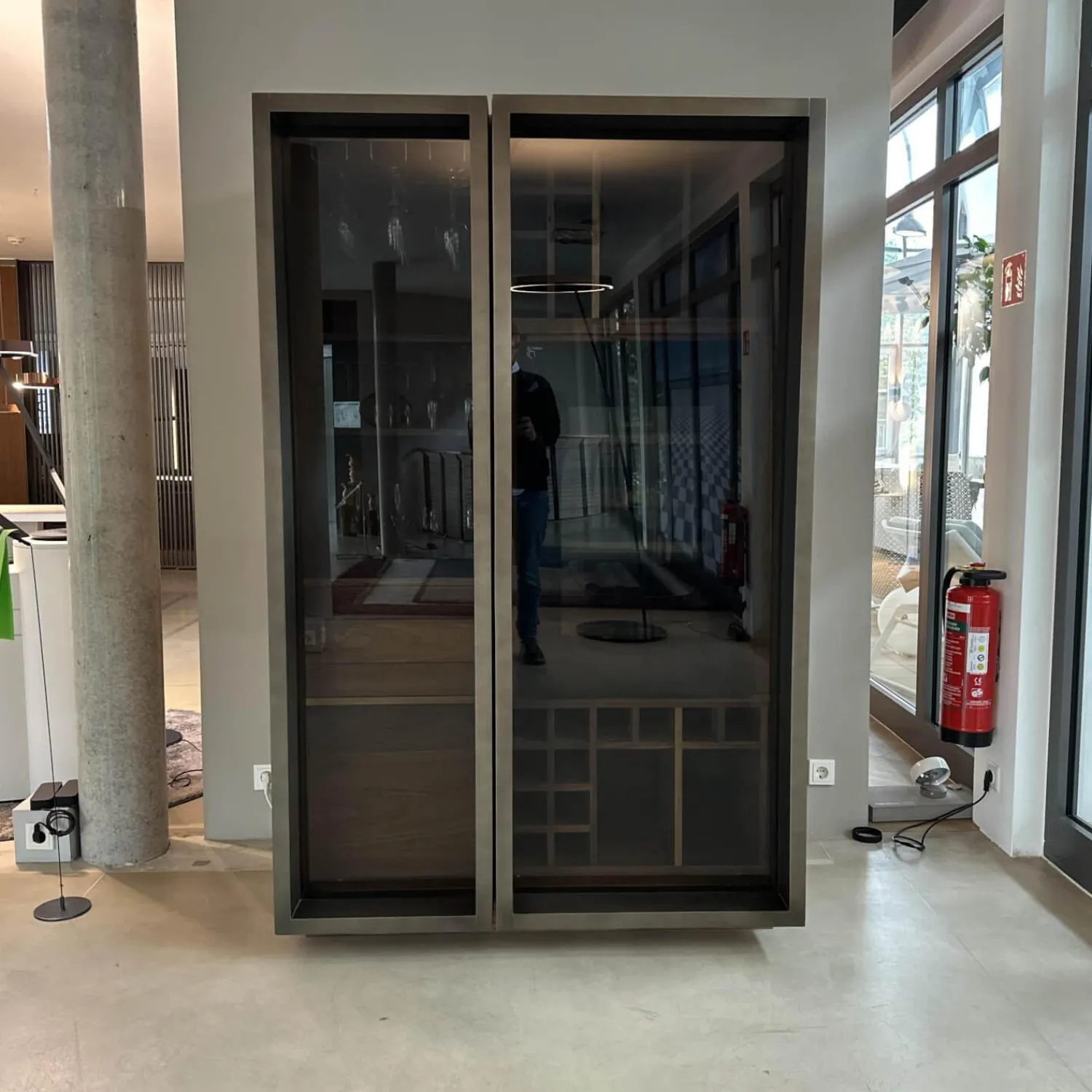 Riva1920 Vitrinen & Highboards|Weinkofferschrank Cambusa Nussbaum Massiv Front Rauchglas Rahmen Eisen Mit LED Beleuchtung