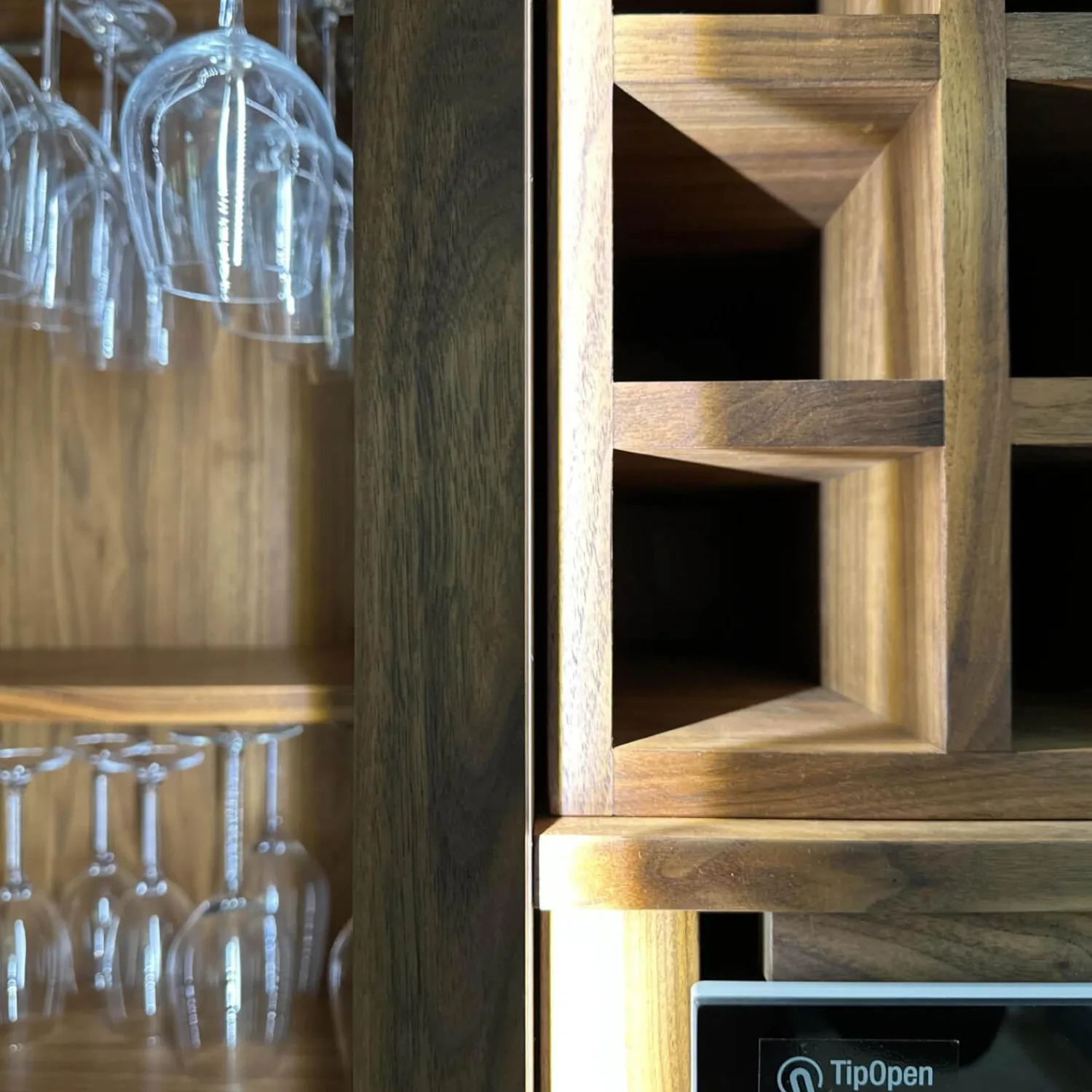 Riva1920 Vitrinen & Highboards|Weinkofferschrank Cambusa Nussbaum Massiv Front Rauchglas Rahmen Eisen Mit LED Beleuchtung