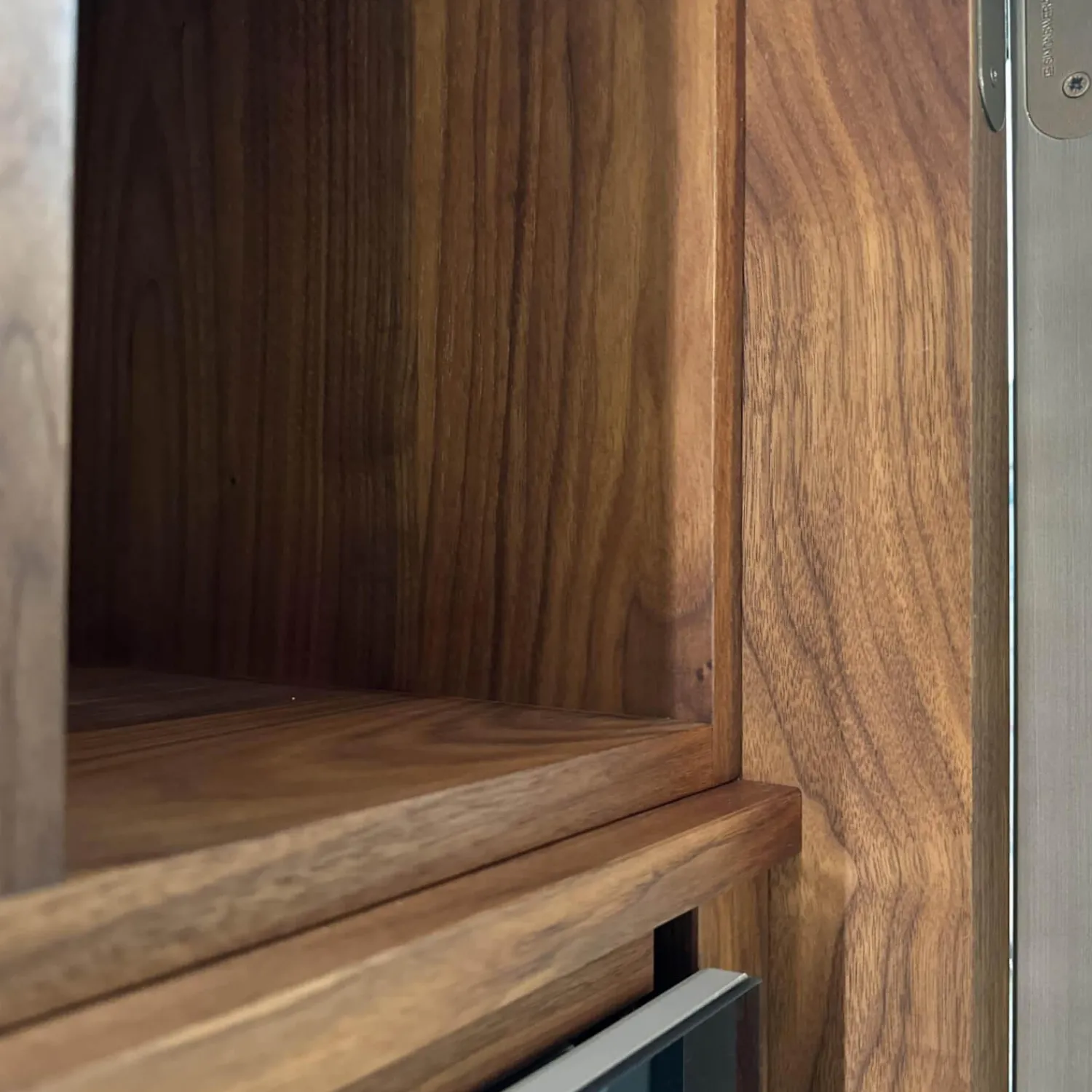 Riva1920 Vitrinen & Highboards|Weinkofferschrank Cambusa Nussbaum Massiv Front Rauchglas Rahmen Eisen Mit LED Beleuchtung