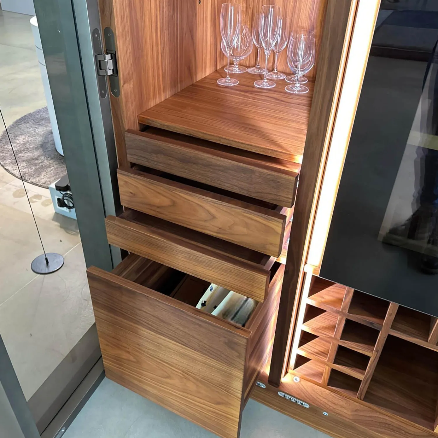 Riva1920 Vitrinen & Highboards|Weinkofferschrank Cambusa Nussbaum Massiv Front Rauchglas Rahmen Eisen Mit LED Beleuchtung