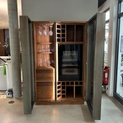 Riva1920 Vitrinen & Highboards|Weinkofferschrank Cambusa Nussbaum Massiv Front Rauchglas Rahmen Eisen Mit LED Beleuchtung