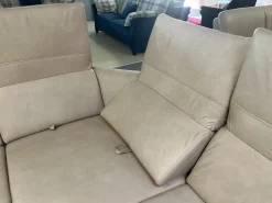 Polsteria Wohnlandschaften|Wohnlandschaft Amalfi Leder Evita Ecru Beige Grau Füße Metallkufe Schwarz Lackiert Mit Elektrische Relaxverstellung