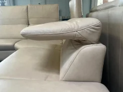 Polsteria Wohnlandschaften|Wohnlandschaft Amalfi Leder Evita Ecru Beige Grau Füße Metallkufe Schwarz Lackiert Mit Elektrische Relaxverstellung