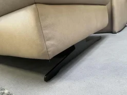 Polsteria Wohnlandschaften|Wohnlandschaft Amalfi Leder Evita Ecru Beige Grau Füße Metallkufe Schwarz Lackiert Mit Elektrische Relaxverstellung