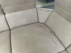 Polsteria Wohnlandschaften|Wohnlandschaft Amalfi Leder Evita Ecru Beige Grau Füße Metallkufe Schwarz Lackiert Mit Elektrische Relaxverstellung