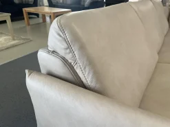 Polsteria Wohnlandschaften|Wohnlandschaft Amalfi Leder Evita Ecru Beige Grau Füße Metallkufe Schwarz Lackiert Mit Elektrische Relaxverstellung