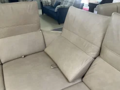 Polsteria Wohnlandschaften|Wohnlandschaft Amalfi Leder Evita Ecru Beige Grau Füße Metallkufe Schwarz Lackiert Mit Elektrische Relaxverstellung