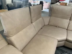 Polsteria Wohnlandschaften|Wohnlandschaft Amalfi Leder Evita Ecru Beige Grau Füße Metallkufe Schwarz Lackiert Mit Elektrische Relaxverstellung