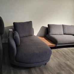 Rolf Benz Wohnlandschaften|Wohnlandschaft Kumo Stoff 17 705 Stahlblau Grau Fuß Aluminium Glatt RAL 9017 Verkehrsschwarz Mit Ablage Nussbaum Und Kissen