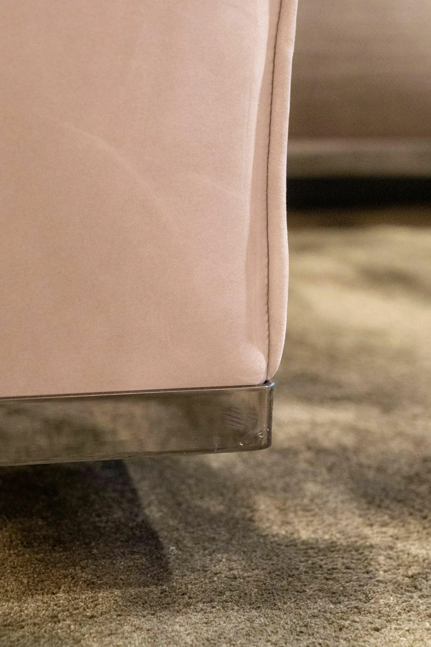 Minotti Wohnlandschaften|Wohnlandschaft Lawrence Clan Leder Nabuk 08 Tortora Braun Grau Stoff Aida 06 Peltro Braun Grau Stoff Hunt 21 Verde Olio Grau Grün Füße Massiveholz Grau