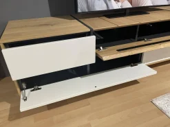 Die Hausmarke Wohnwände & Tv-Lowboards|Wohnwand 2106 Asteiche Hell Furniert Absetzung Mattlack Weiß Inklusive Beleuchtung