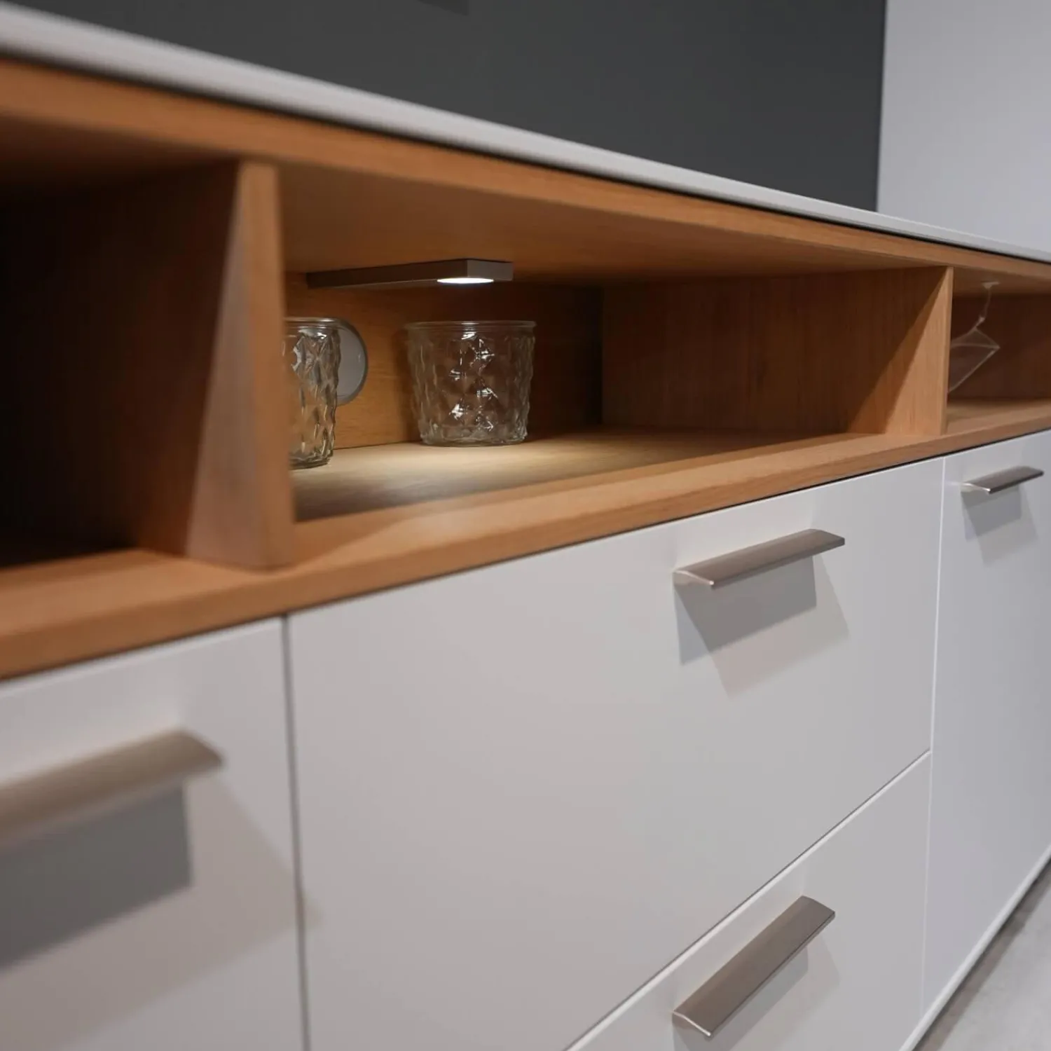 Die Hausmarke Wohnwände & Tv-Lowboards|Wohnwand 2102 Mit Sideboard Und 2 Hängevitrinen Mattlack Weiß Matt Asteiche Hell Furniert