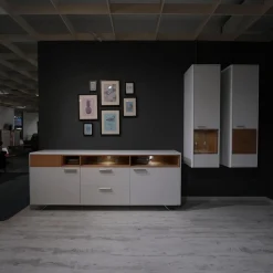 Die Hausmarke Wohnwände & Tv-Lowboards|Wohnwand 2102 Mit Sideboard Und 2 Hängevitrinen Mattlack Weiß Matt Asteiche Hell Furniert