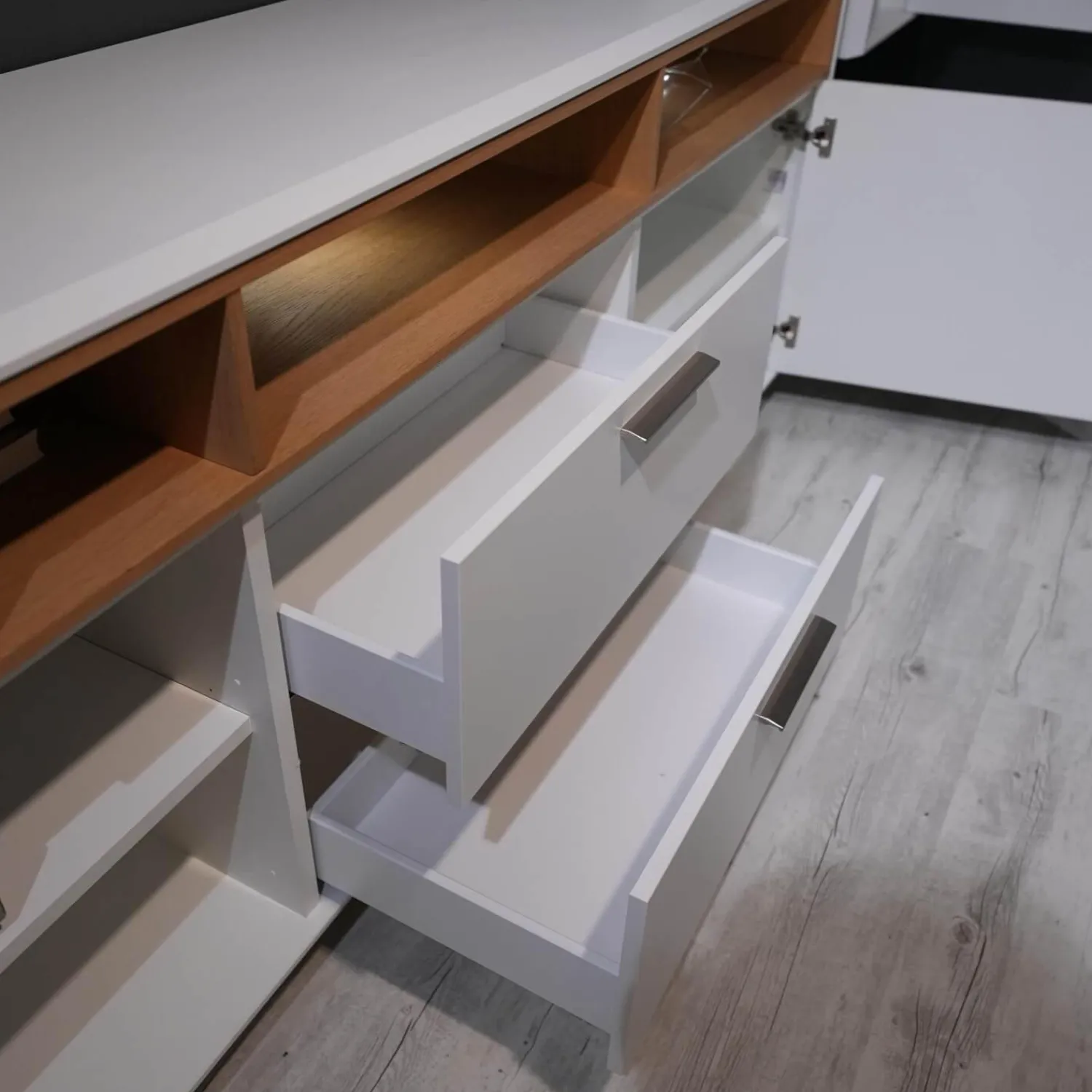 Die Hausmarke Wohnwände & Tv-Lowboards|Wohnwand 2102 Mit Sideboard Und 2 Hängevitrinen Mattlack Weiß Matt Asteiche Hell Furniert