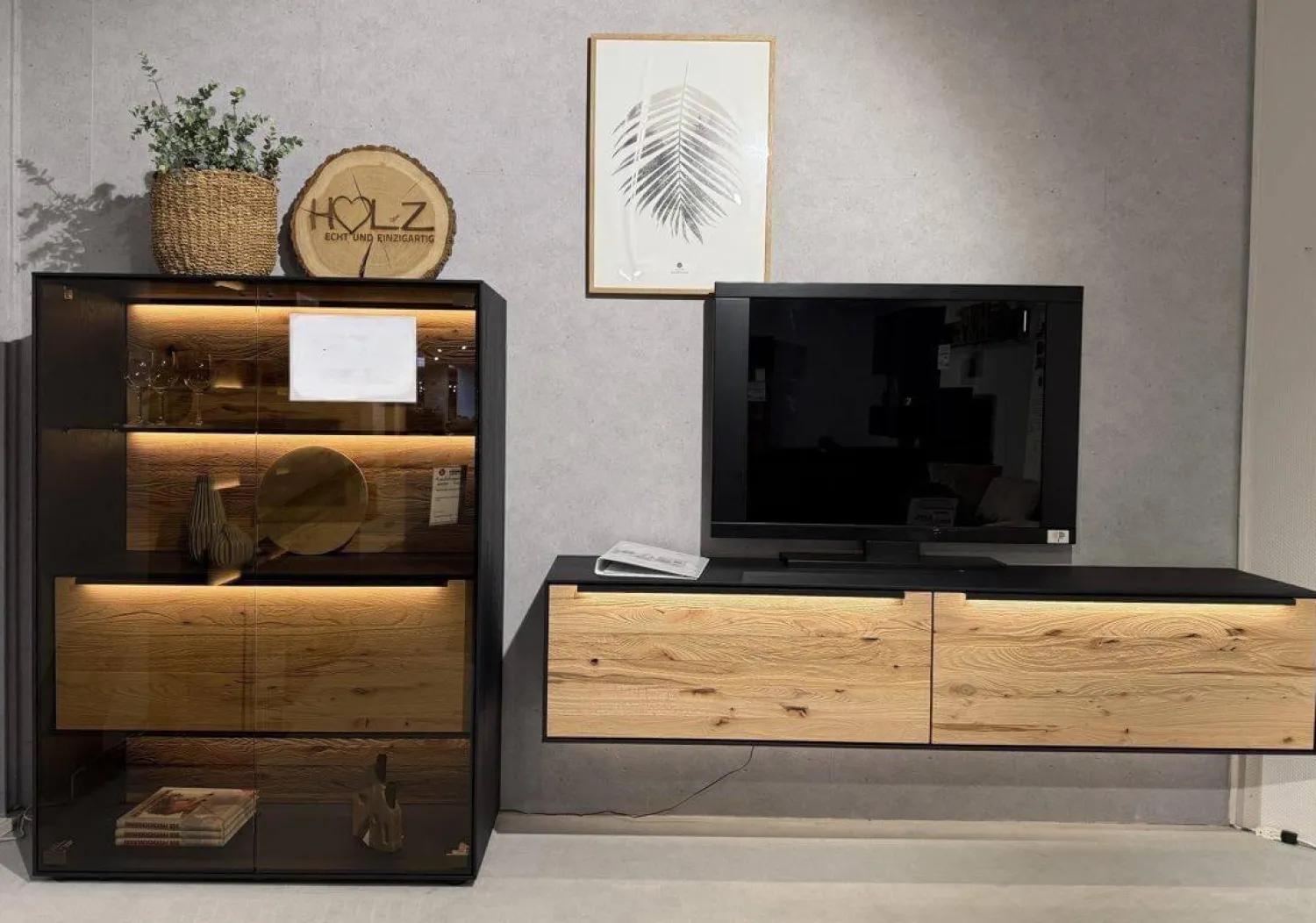 Hartmann Wohnwände & Tv-Lowboards|Wohnwand 2026 Riffbuche Massiv Absetzung Kernesche Gebürstet Anthrazit Gebeizt Inklusive Beleuchtung