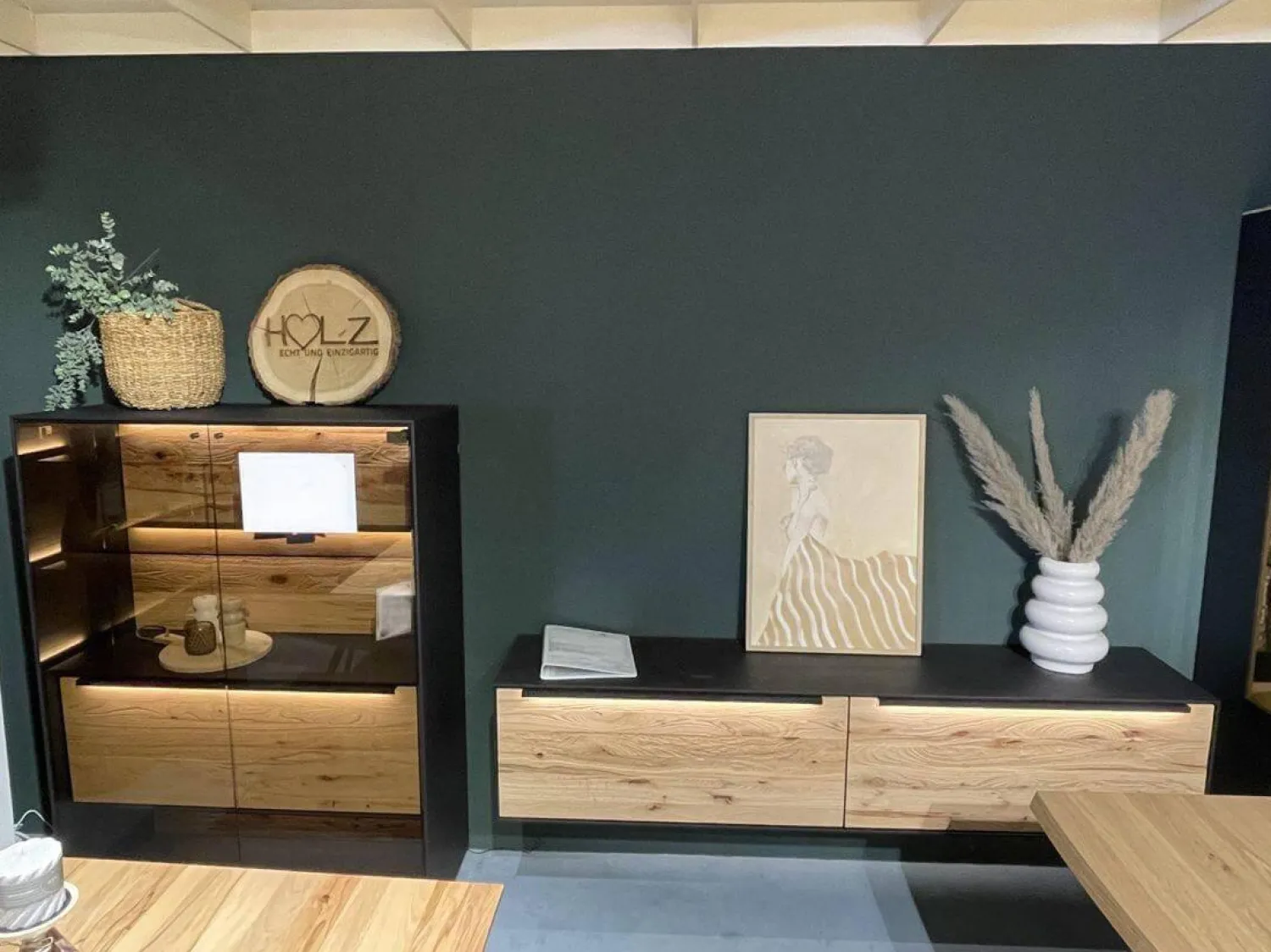 Hartmann Wohnwände & Tv-Lowboards|Wohnwand 2026 Riffbuche Massiv Absetzung Kernesche Gebürstet Anthrazit Gebeizt Inklusive Beleuchtung