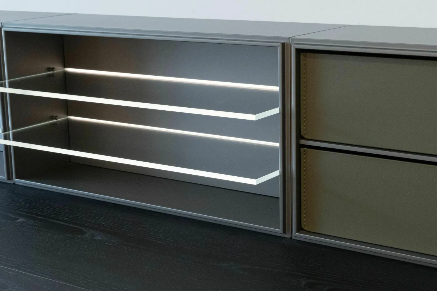 Poliform Wohnwände & Tv-Lowboards|Wohnwand Bücherregal Quid Ulme Schwarz Mit Beleuchtung Und Hocker