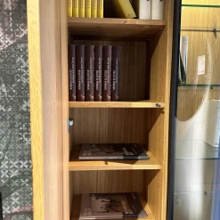 Team 7 Wohnwände & Tv-Lowboards|Wohnwand Cubus Eiche Naturöl Farbglas Hellgrau Matt mit Vitrinenbeleuchtung