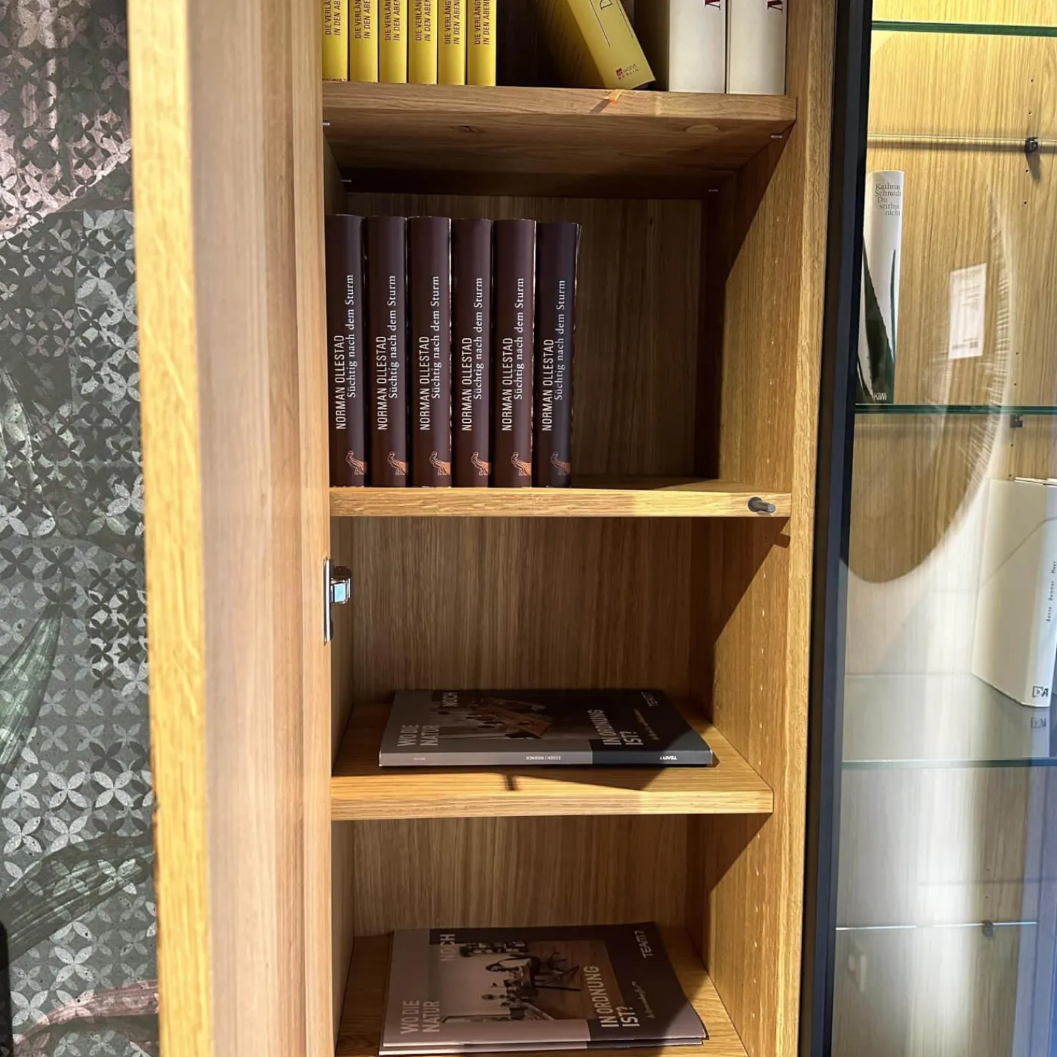 Team 7 Wohnwände & Tv-Lowboards|Wohnwand Cubus Eiche Naturöl Farbglas Hellgrau Matt mit Vitrinenbeleuchtung