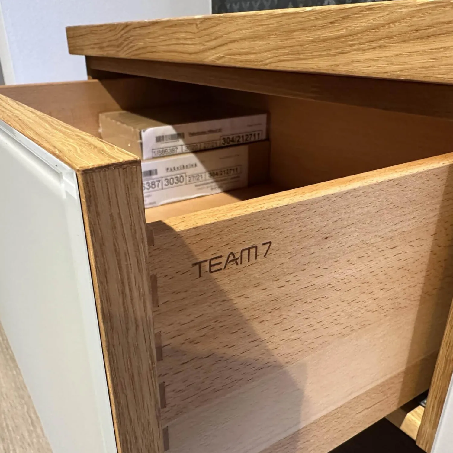 Team 7 Wohnwände & Tv-Lowboards|Wohnwand Cubus Eiche Naturöl Farbglas Hellgrau Matt mit Vitrinenbeleuchtung