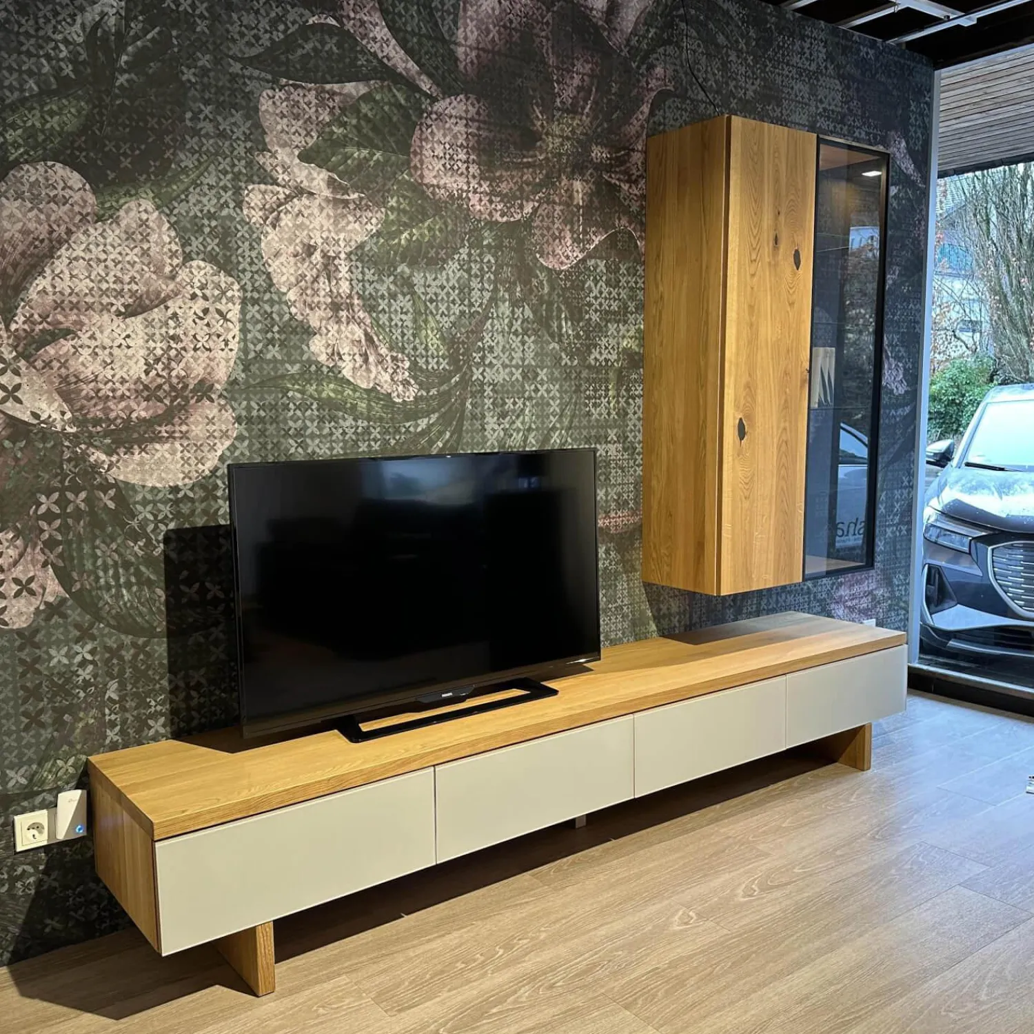 Team 7 Wohnwände & Tv-Lowboards|Wohnwand Cubus Eiche Naturöl Farbglas Hellgrau Matt mit Vitrinenbeleuchtung