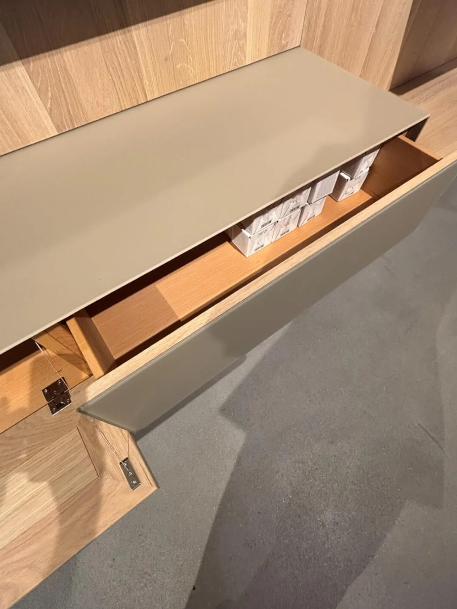 Team 7 Wohnwände & Tv-Lowboards|Wohnwand Cubus Pure 32 Eiche Weiß Geölt Farbglas In Naturweiß Kiesel Grau Und Graphitgrau Mit Beleuchtung Und TV-Halteplatte