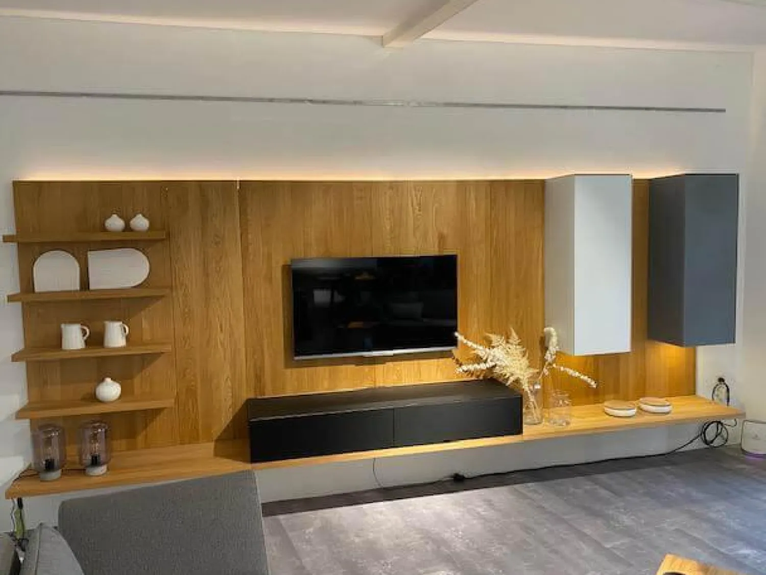 Team 7 Wohnwände & Tv-Lowboards|Wohnwand Cubus Pure Eiche Natur Geölt Hängeelemente Glas Weiß Mittelgrau Und Schwarz TV Element Stofffront Mit LED Beleuchtung