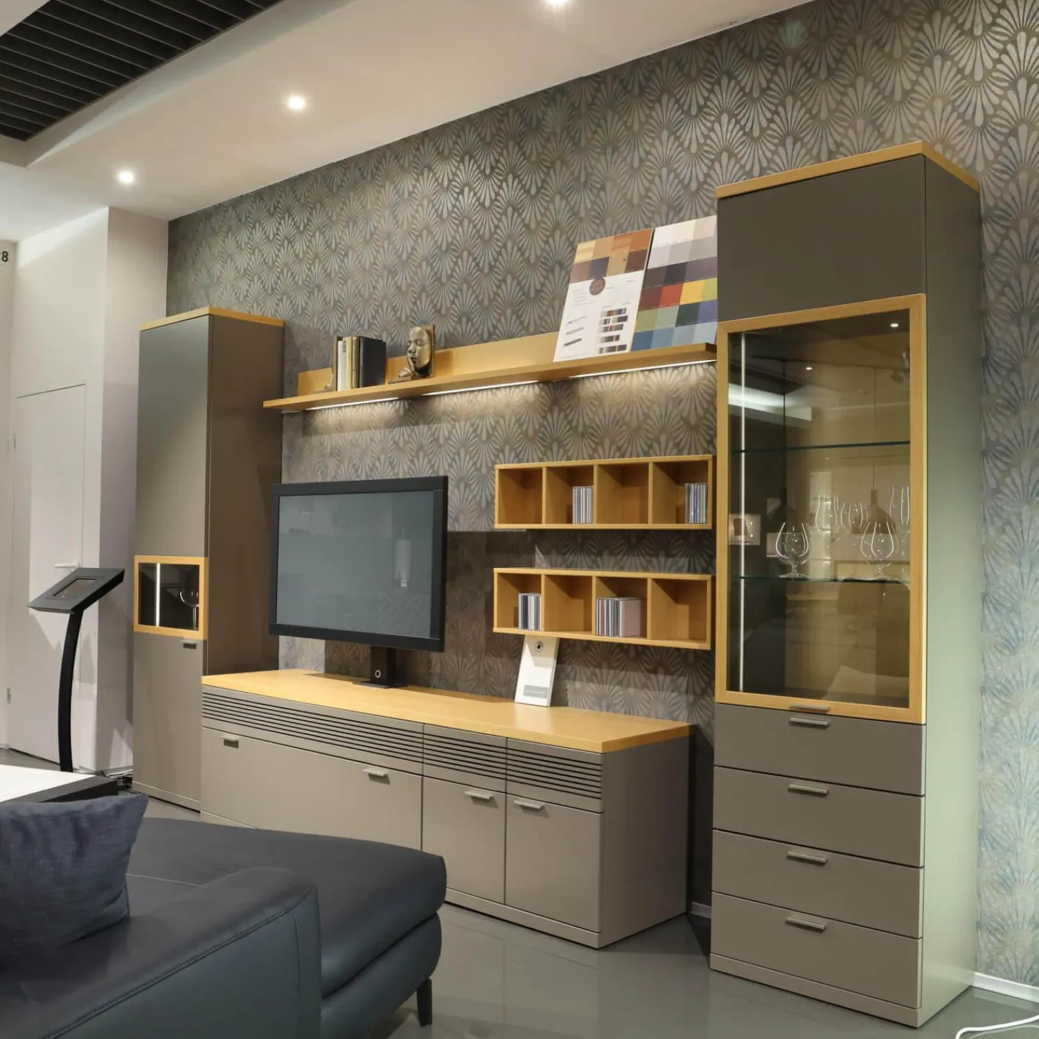 Rietberger Möbelwerke Wohnwände & Tv-Lowboards|Wohnwand Flair Rahmenfarbe Eiche Sand Lack Terra Grau Griff T8 Edelstahlfarbig Mit LED Beleuchtung