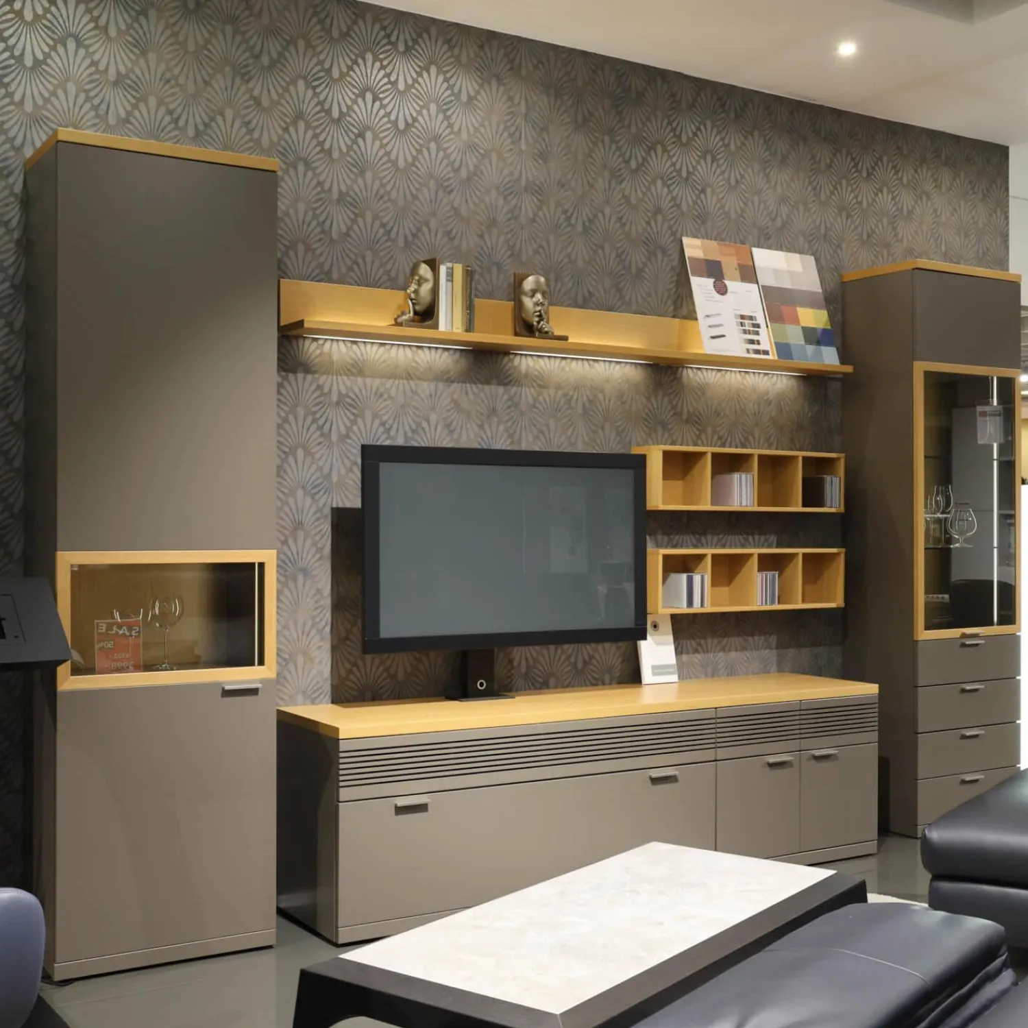 Rietberger Möbelwerke Wohnwände & Tv-Lowboards|Wohnwand Flair Rahmenfarbe Eiche Sand Lack Terra Grau Griff T8 Edelstahlfarbig Mit LED Beleuchtung