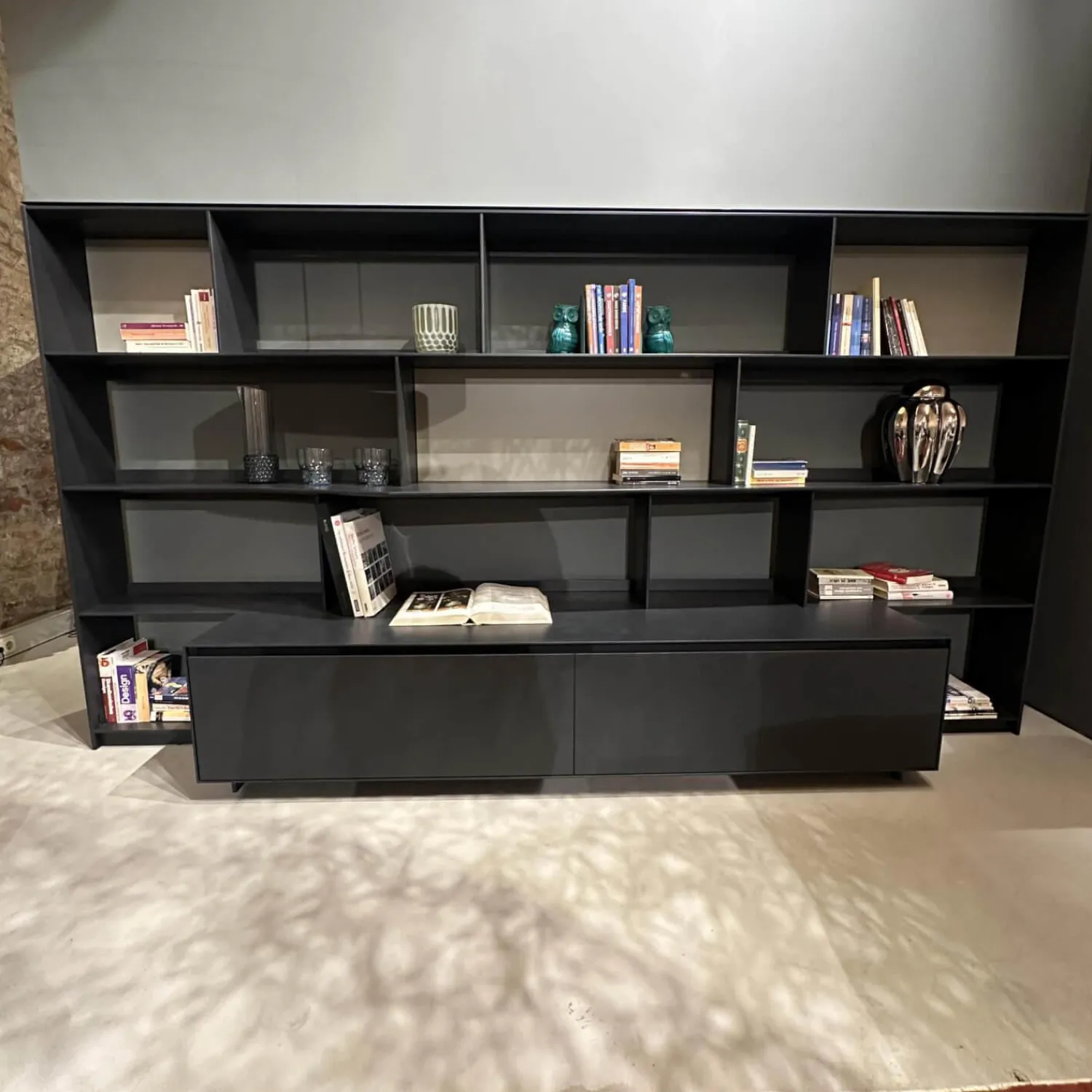 B&B Italia Wohnwände & Tv-Lowboards|Wohnwand Flat C 9907 E Anthrazit Satiniert Rückwand 3748 Rauchgrau Abdeckplatte 0128 Glas Schwarz