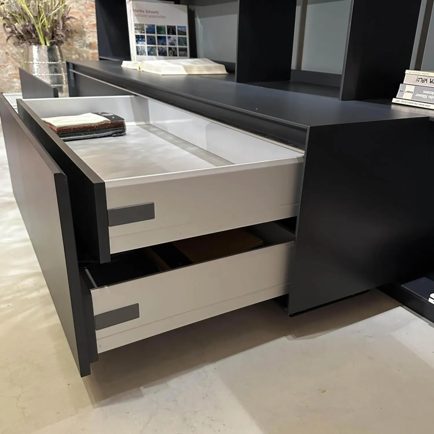 B&B Italia Wohnwände & Tv-Lowboards|Wohnwand Flat C 9907 E Anthrazit Satiniert Rückwand 3748 Rauchgrau Abdeckplatte 0128 Glas Schwarz