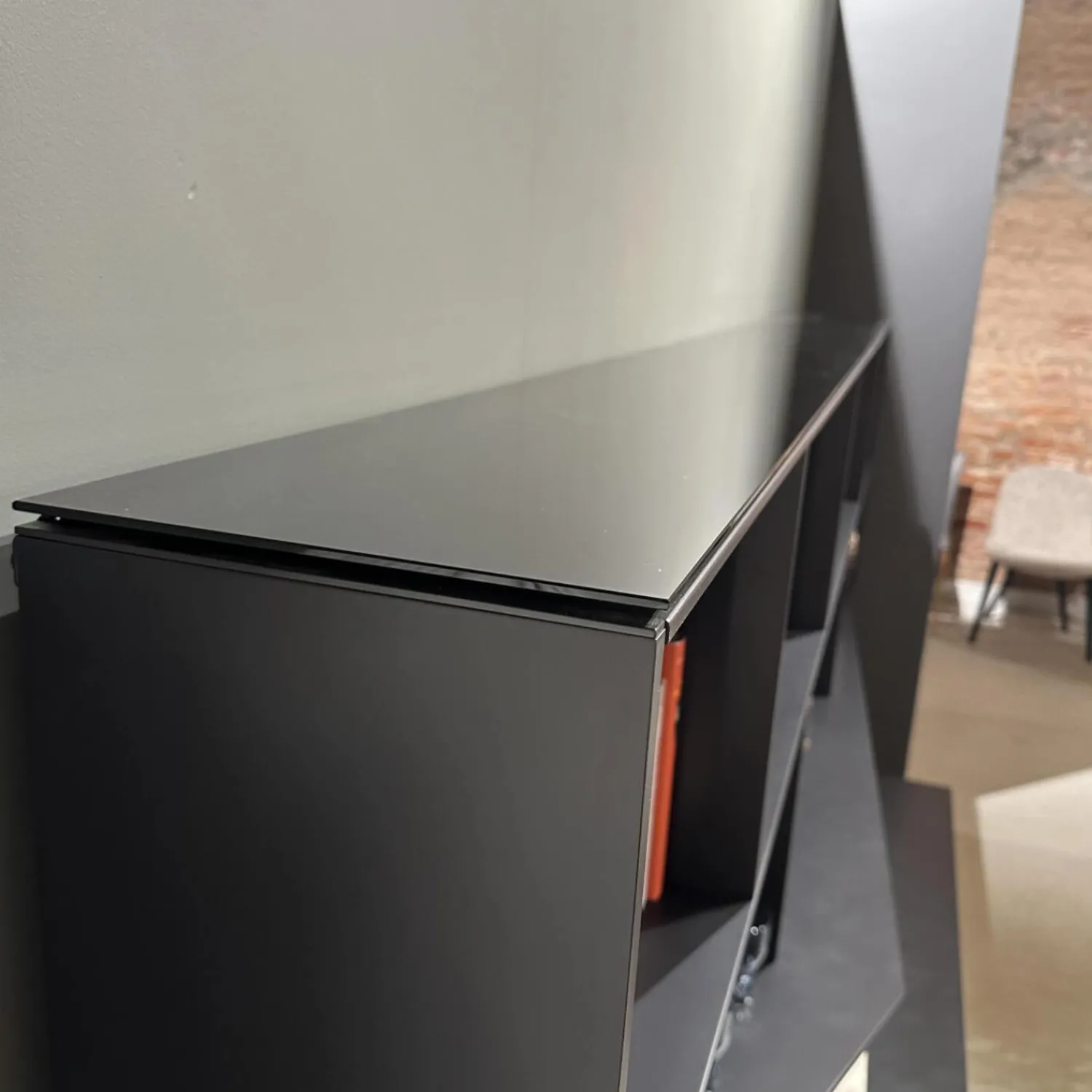 B&B Italia Wohnwände & Tv-Lowboards|Wohnwand Flat C 9907 E Anthrazit Satiniert Rückwand 3748 Rauchgrau Abdeckplatte 0128 Glas Schwarz