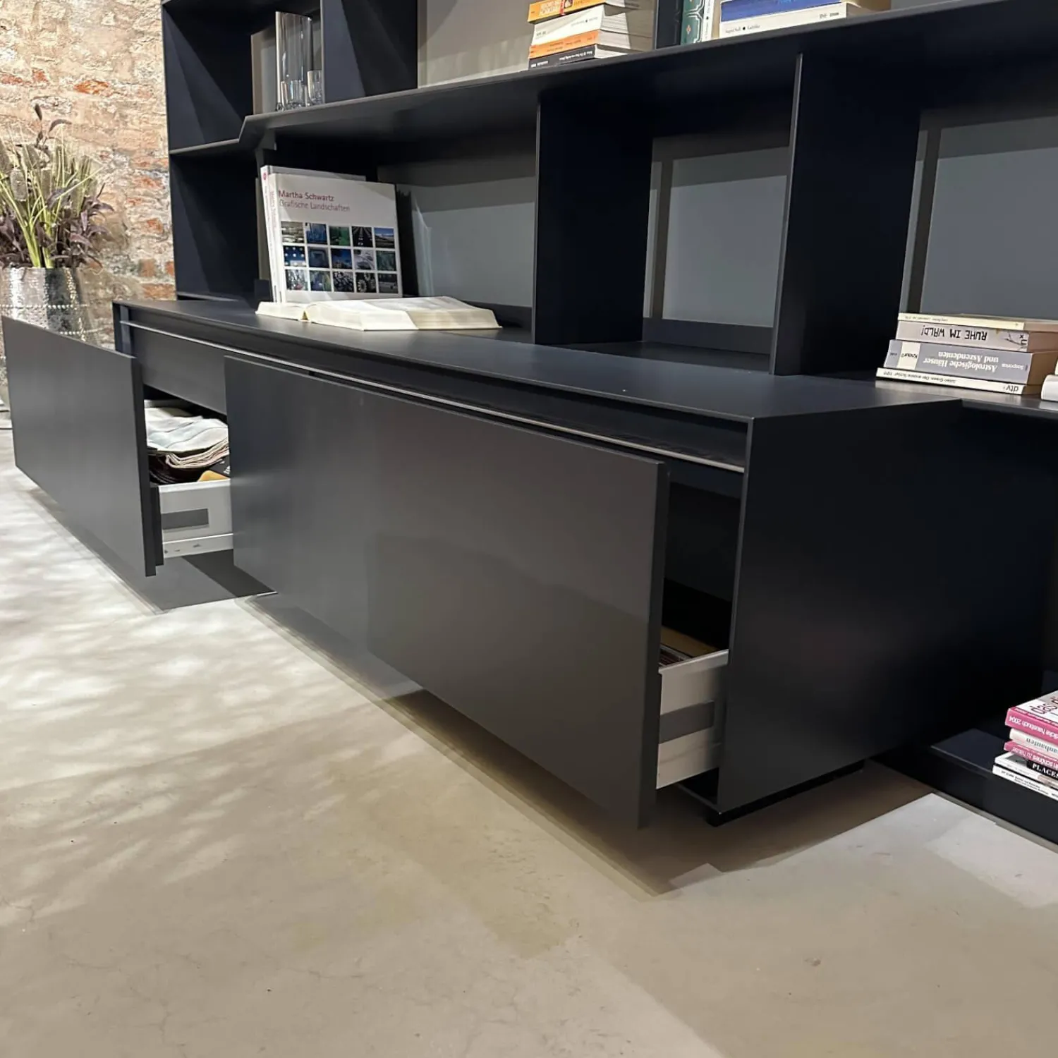 B&B Italia Wohnwände & Tv-Lowboards|Wohnwand Flat C 9907 E Anthrazit Satiniert Rückwand 3748 Rauchgrau Abdeckplatte 0128 Glas Schwarz