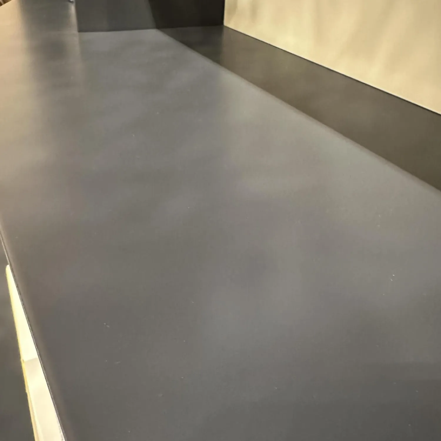 B&B Italia Wohnwände & Tv-Lowboards|Wohnwand Flat C 9907 E Anthrazit Satiniert Rückwand 3748 Rauchgrau Abdeckplatte 0128 Glas Schwarz