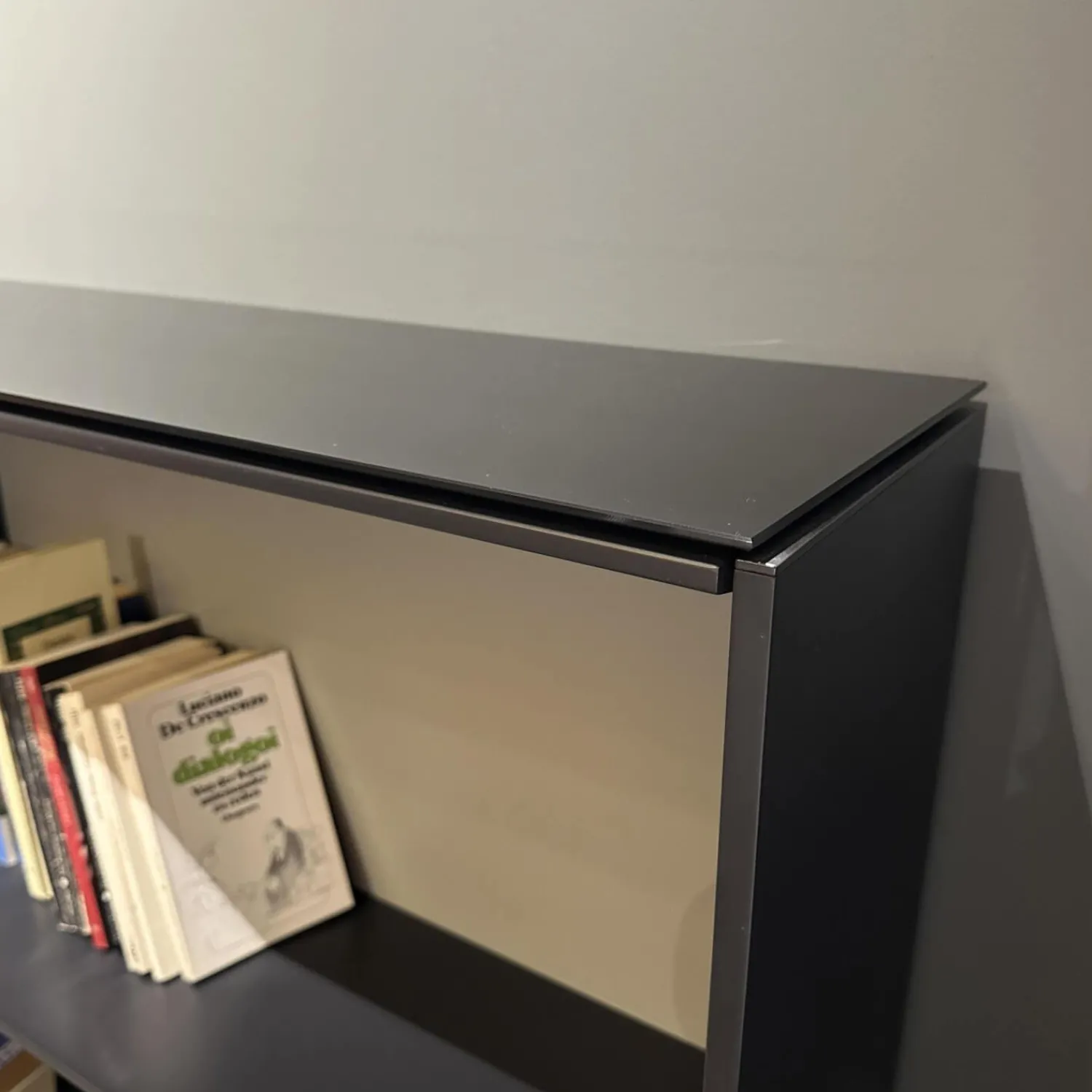 B&B Italia Wohnwände & Tv-Lowboards|Wohnwand Flat C 9907 E Anthrazit Satiniert Rückwand 3748 Rauchgrau Abdeckplatte 0128 Glas Schwarz