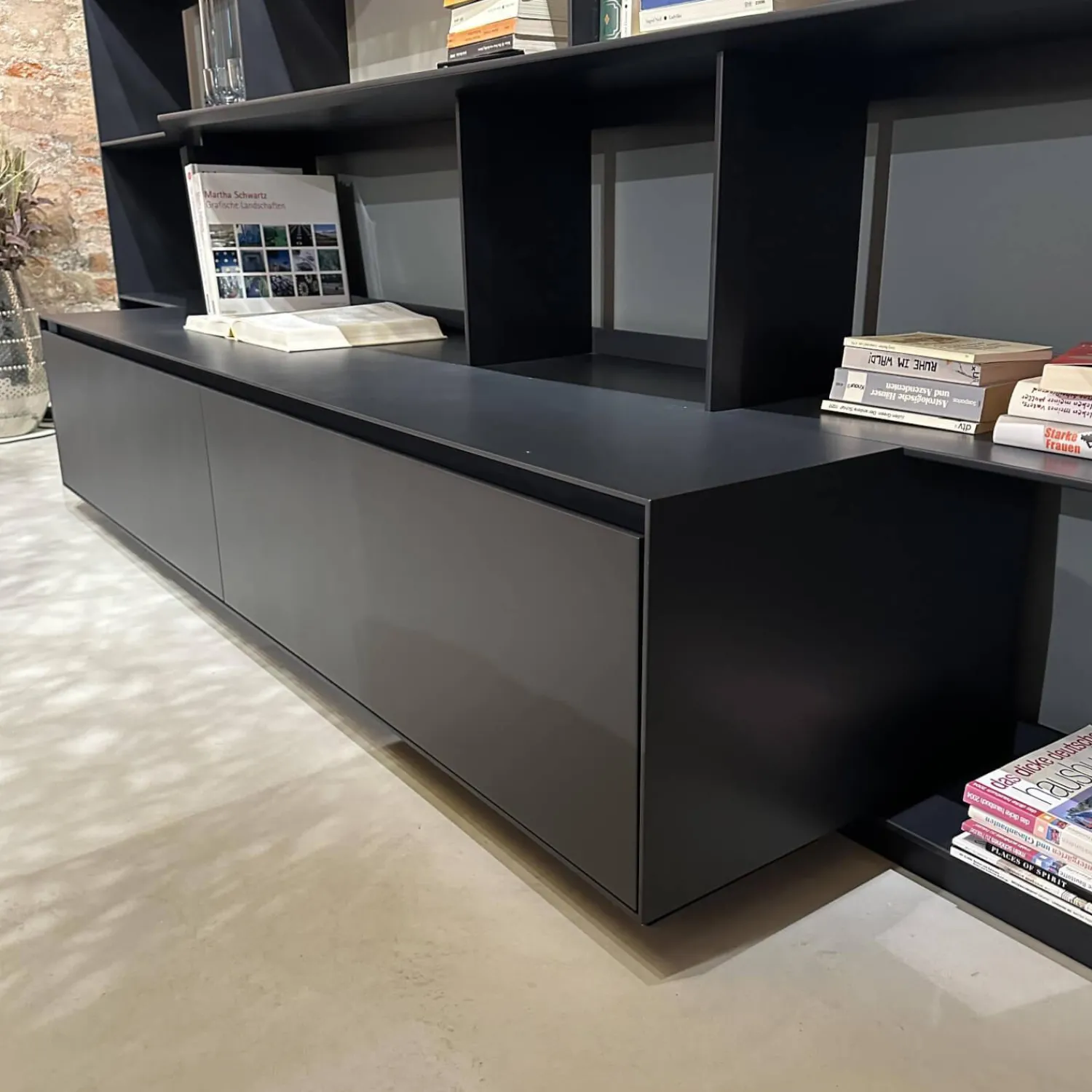 B&B Italia Wohnwände & Tv-Lowboards|Wohnwand Flat C 9907 E Anthrazit Satiniert Rückwand 3748 Rauchgrau Abdeckplatte 0128 Glas Schwarz